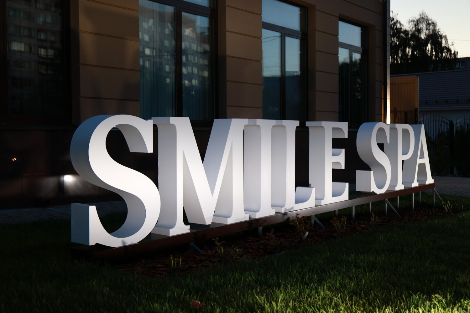  "Smile Spa" большие объемные буквы.